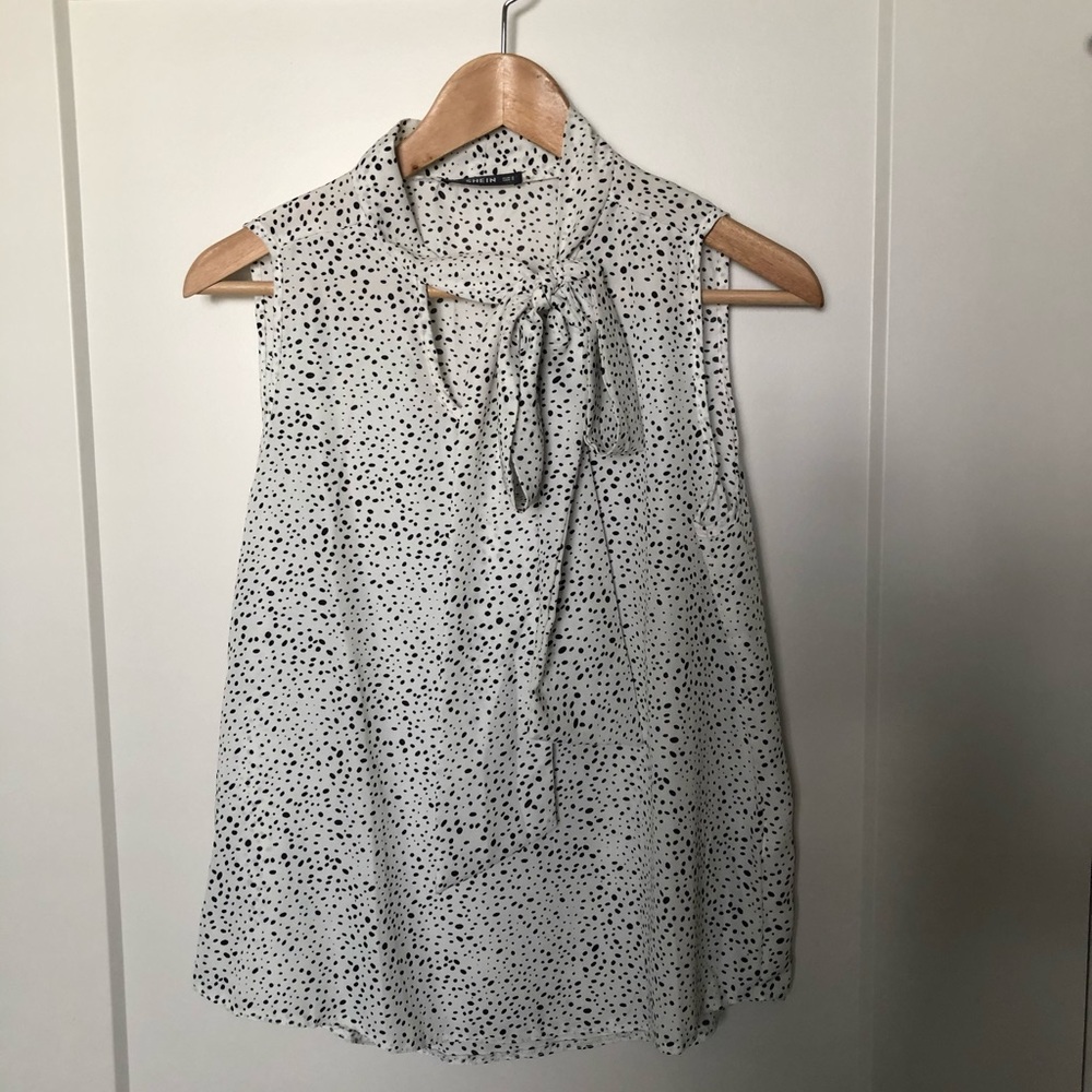Spotted Sleeveless Neck Tie Blouse
